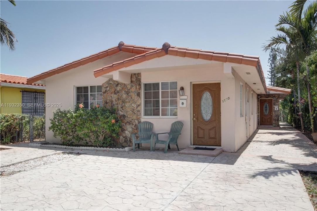 For Rent: $2,600 (2 beds, 1 baths, 814 Square Feet)