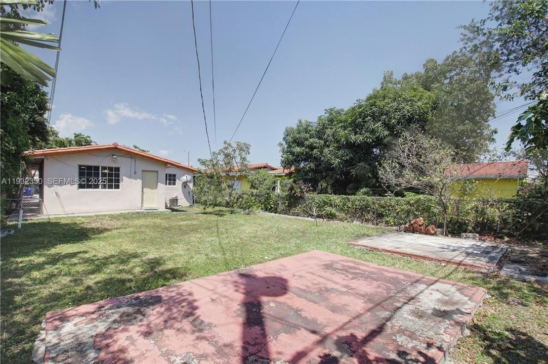 For Rent: $2,600 (2 beds, 1 baths, 814 Square Feet)