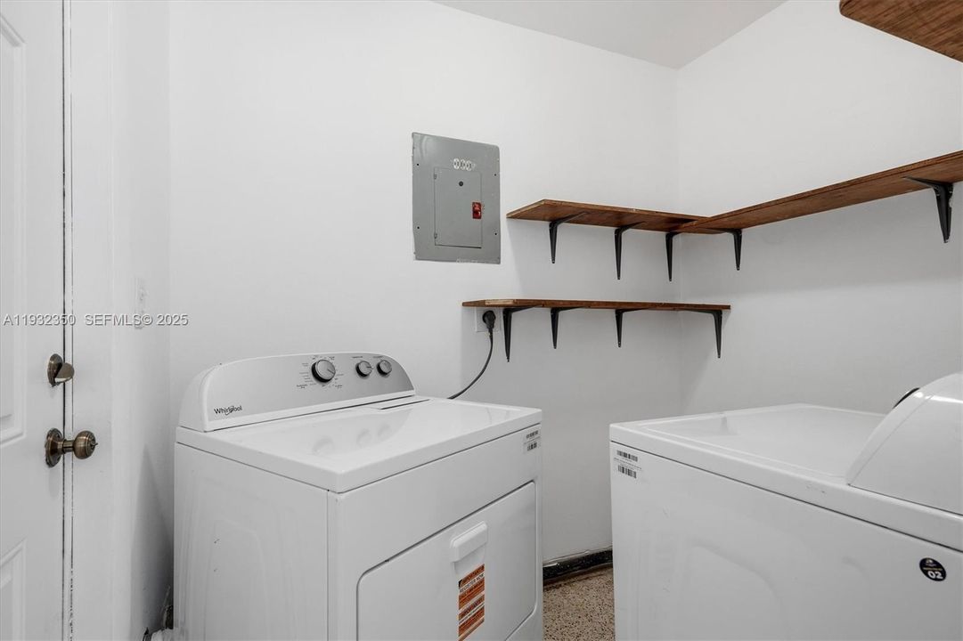 For Rent: $2,600 (2 beds, 1 baths, 814 Square Feet)