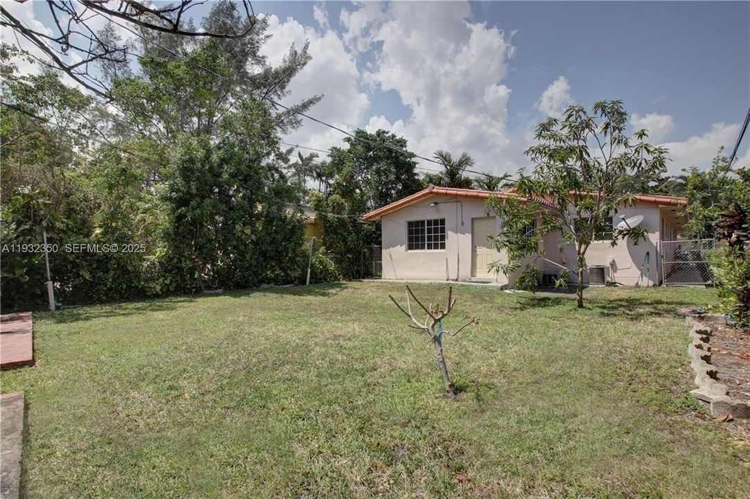 For Rent: $2,600 (2 beds, 1 baths, 814 Square Feet)