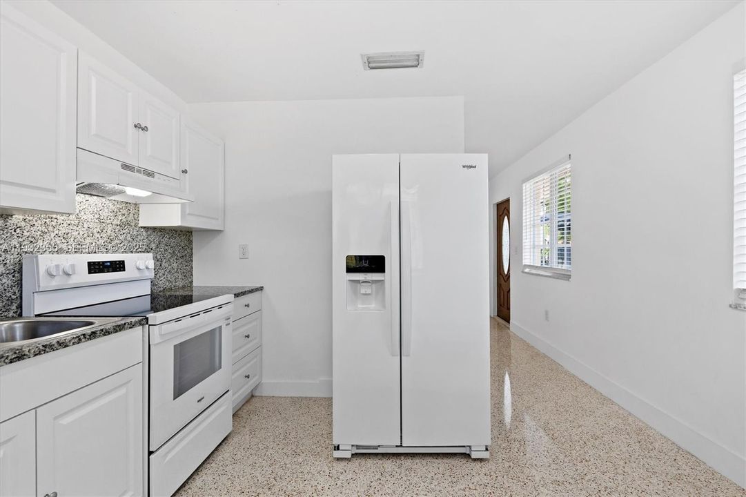 For Rent: $2,600 (2 beds, 1 baths, 814 Square Feet)