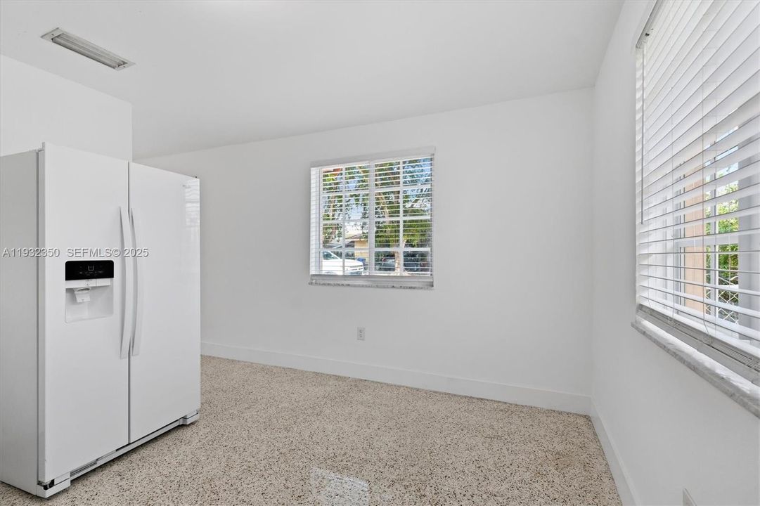 For Rent: $2,600 (2 beds, 1 baths, 814 Square Feet)