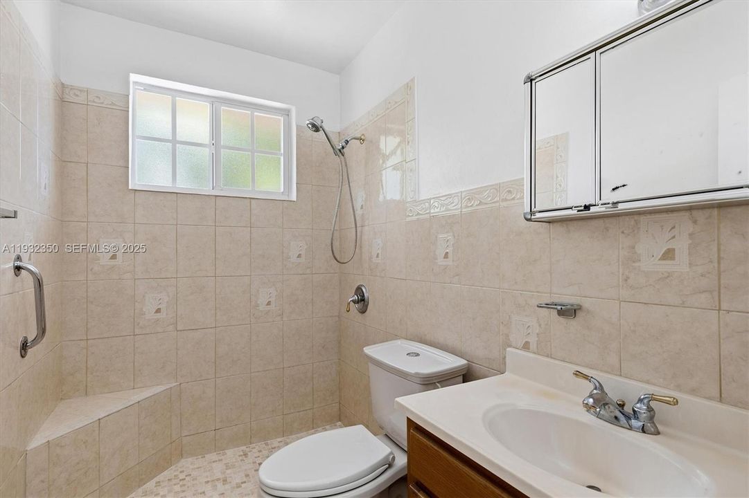 For Rent: $2,600 (2 beds, 1 baths, 814 Square Feet)