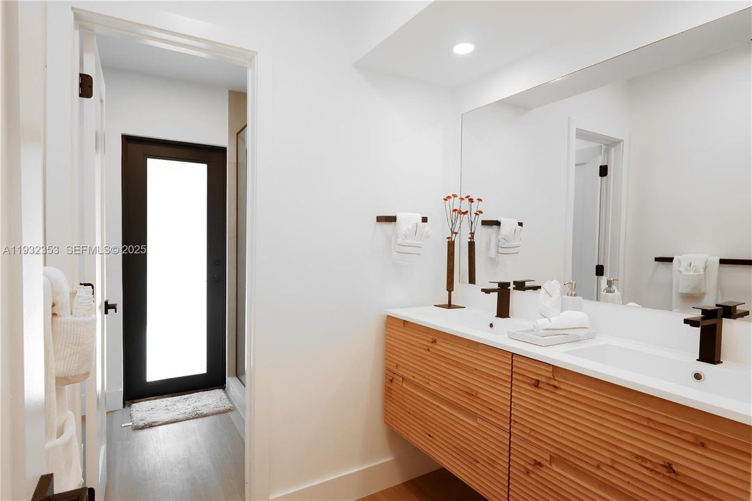 En Venta: $1,595,555 (5 camas, 3 baños, 2961 Pies cuadrados)