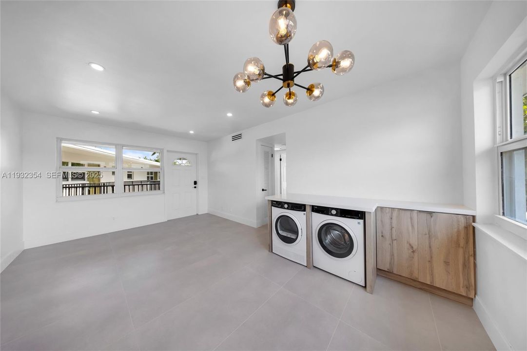 В аренду: $2,100 (2 спален, 1 ванн, 4649 Квадратных фут)