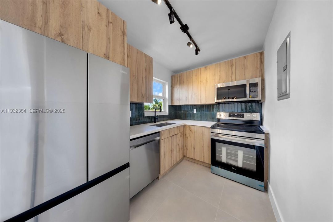 В аренду: $2,100 (2 спален, 1 ванн, 4649 Квадратных фут)