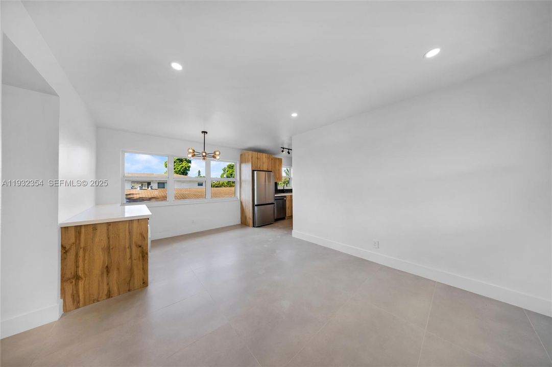 В аренду: $2,100 (2 спален, 1 ванн, 4649 Квадратных фут)