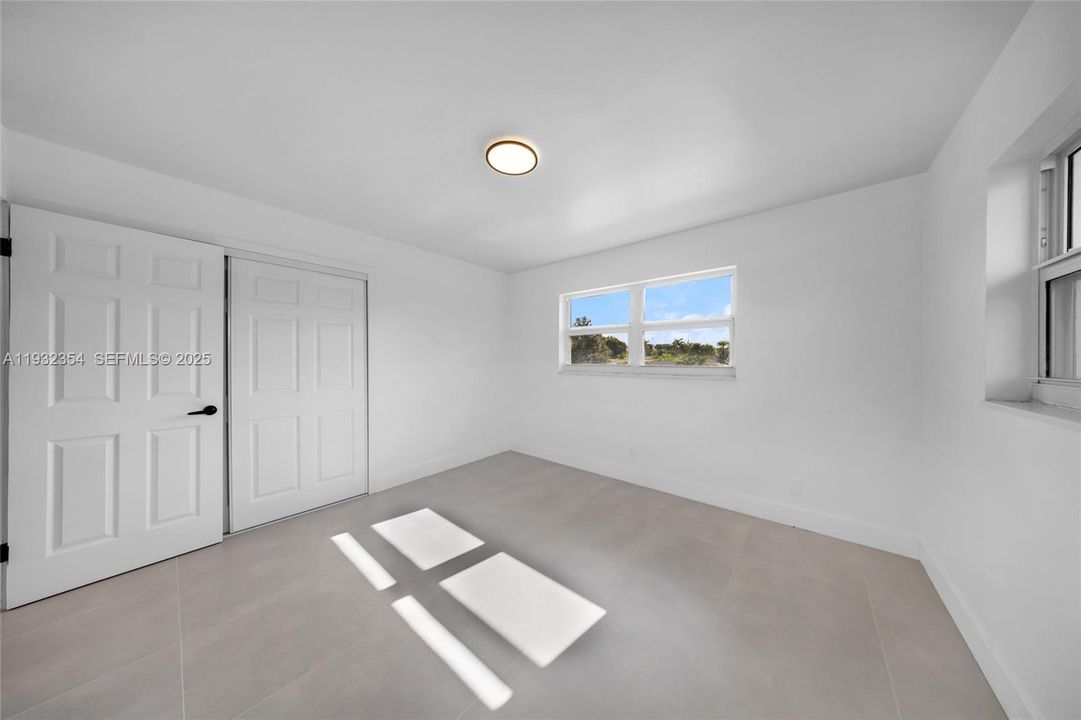 В аренду: $2,100 (2 спален, 1 ванн, 4649 Квадратных фут)