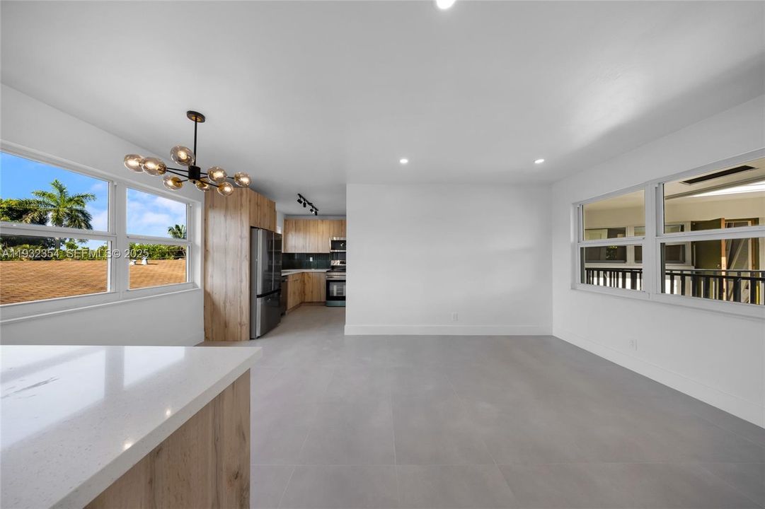 В аренду: $2,100 (2 спален, 1 ванн, 4649 Квадратных фут)