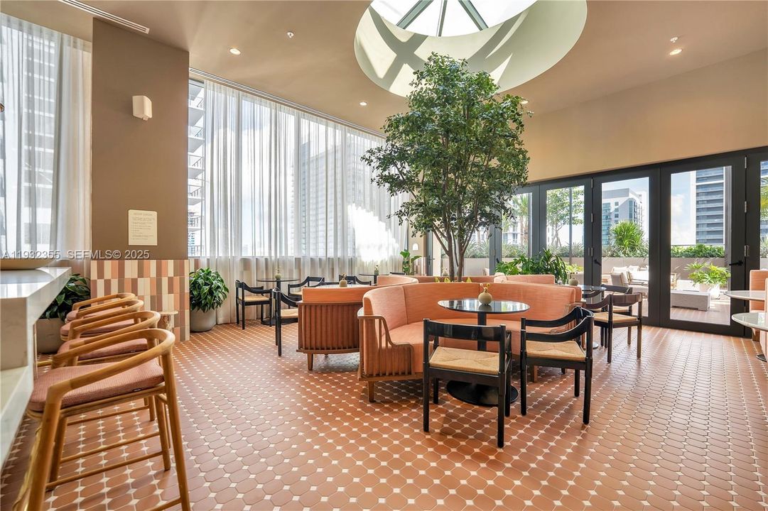 На продажу: $774,999 (2 спален, 2 ванн, 825 Квадратных фут)