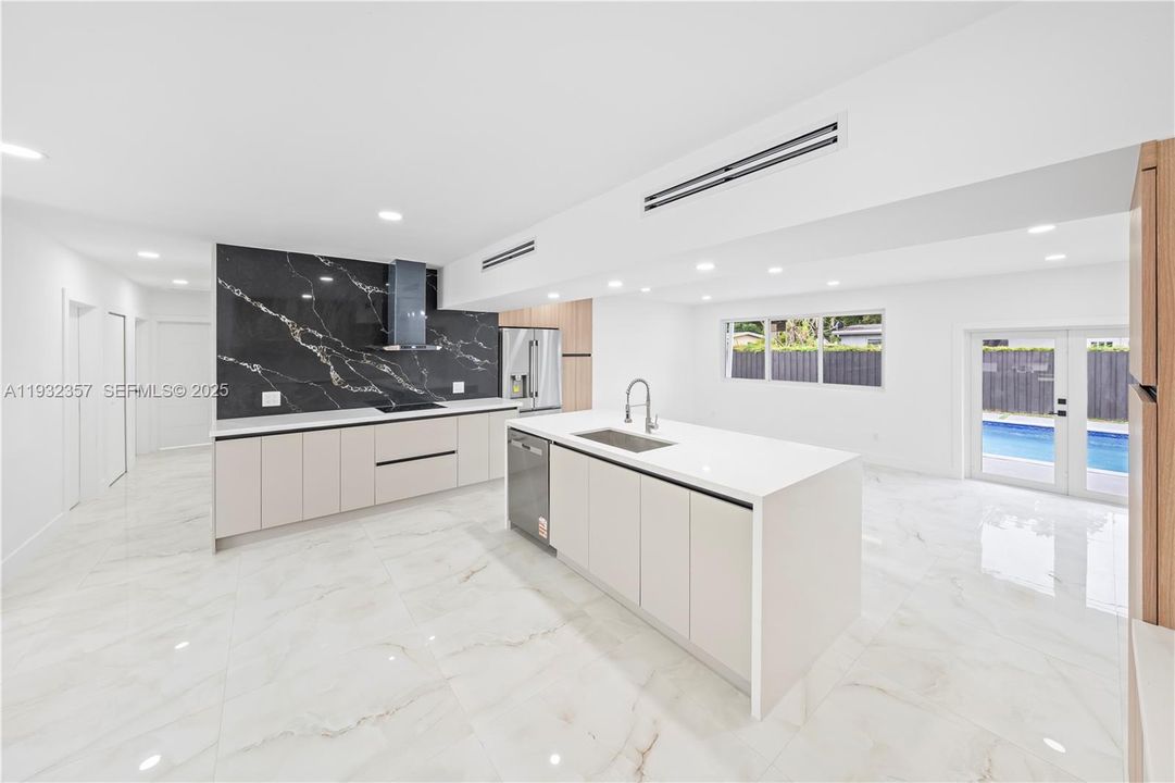 En Venta: $950,000 (5 camas, 4 baños, 2190 Pies cuadrados)