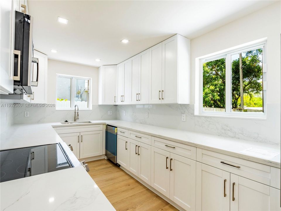 В аренду: $4,000 (3 спален, 2 ванн, 1040 Квадратных фут)