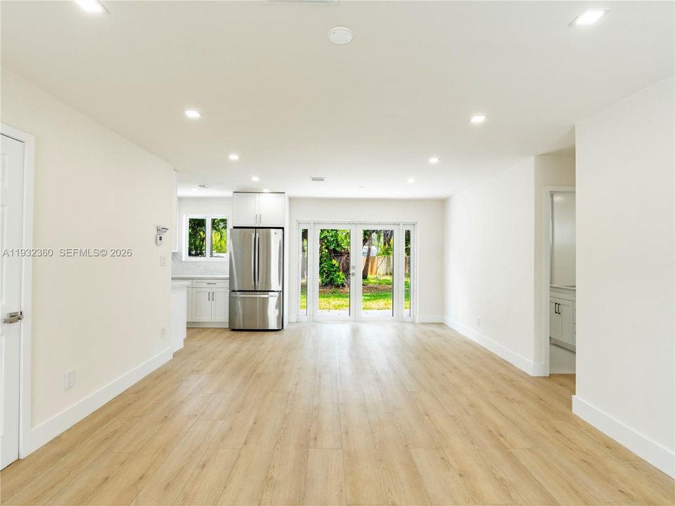 В аренду: $4,000 (3 спален, 2 ванн, 1040 Квадратных фут)