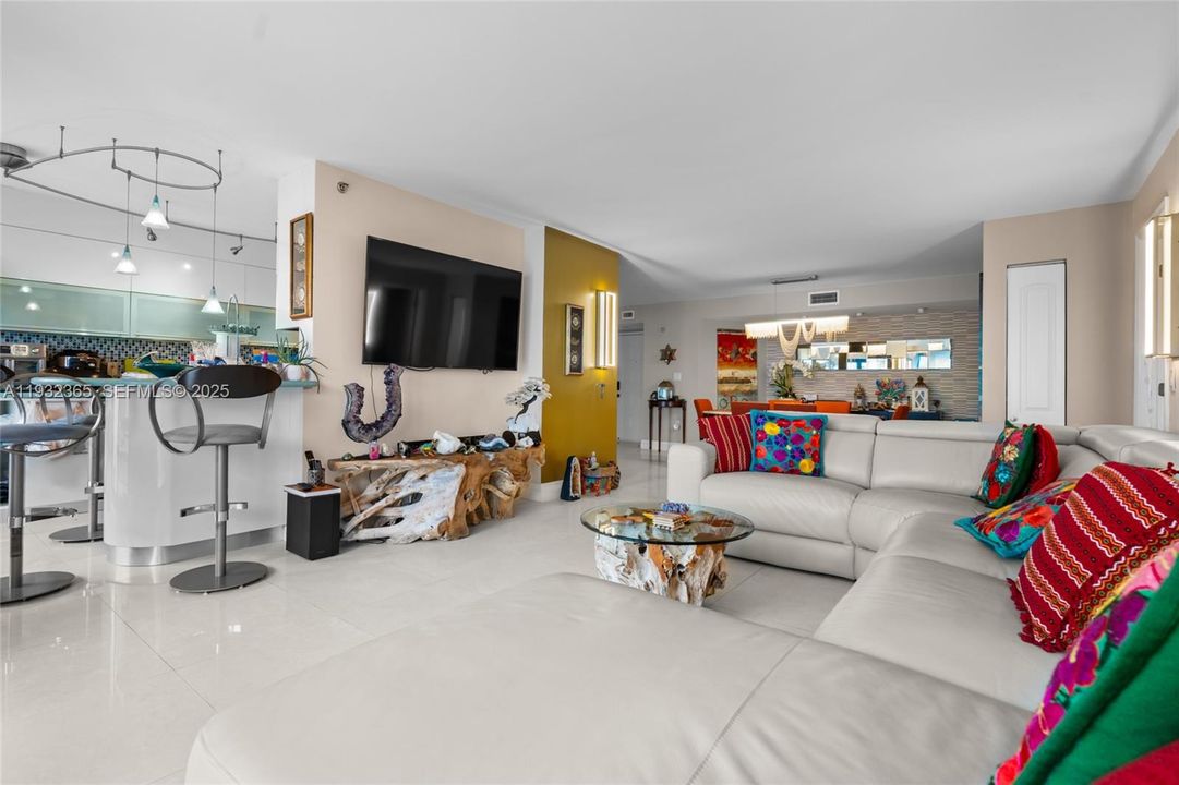 En Venta: $620,000 (2 camas, 2 baños, 1570 Pies cuadrados)