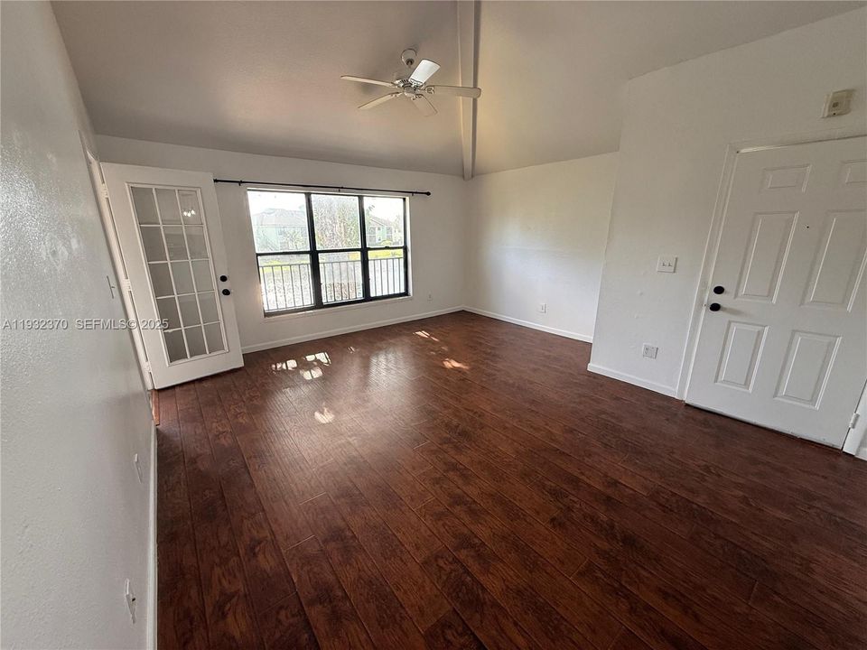 For Rent: $1,650 (1 beds, 1 baths, 595 Square Feet)