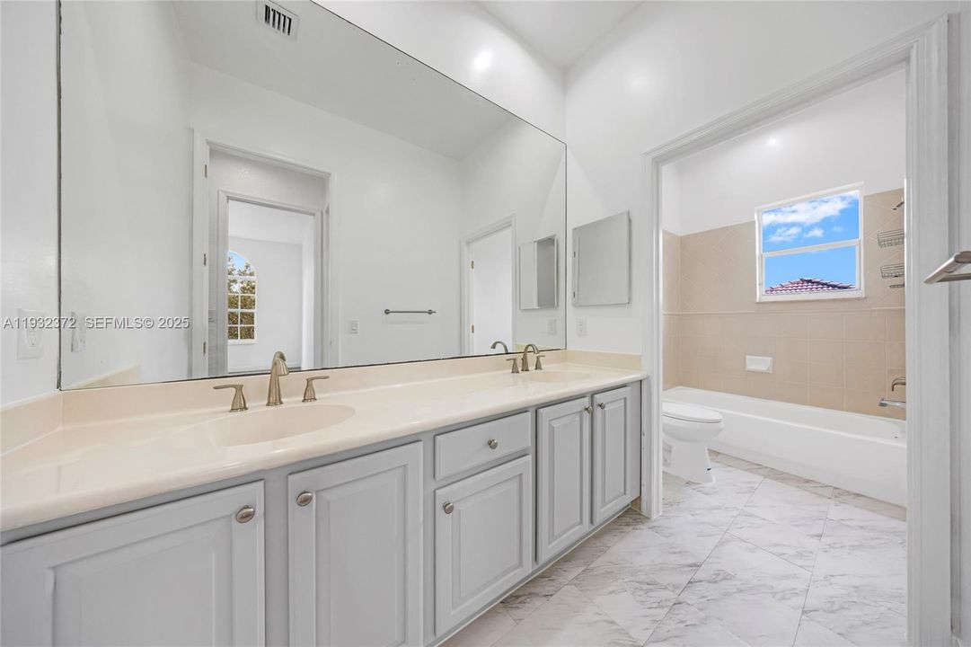 На продажу: $884,900 (4 спален, 4 ванн, 3510 Квадратных фут)