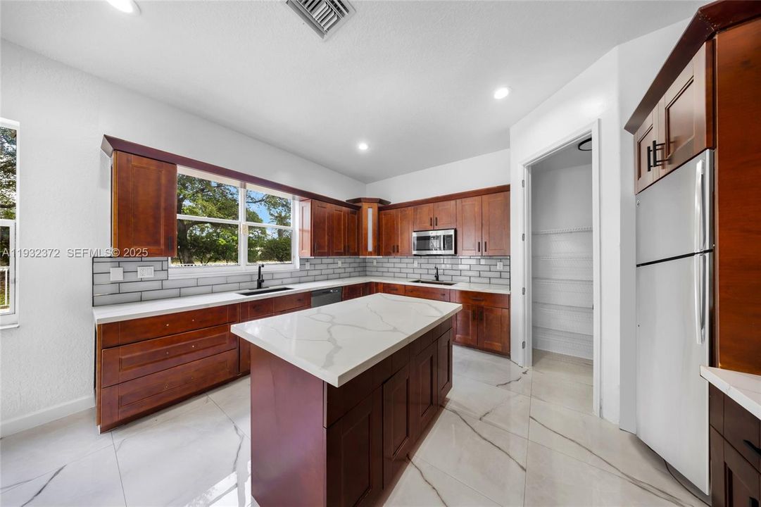 На продажу: $884,900 (4 спален, 4 ванн, 3510 Квадратных фут)