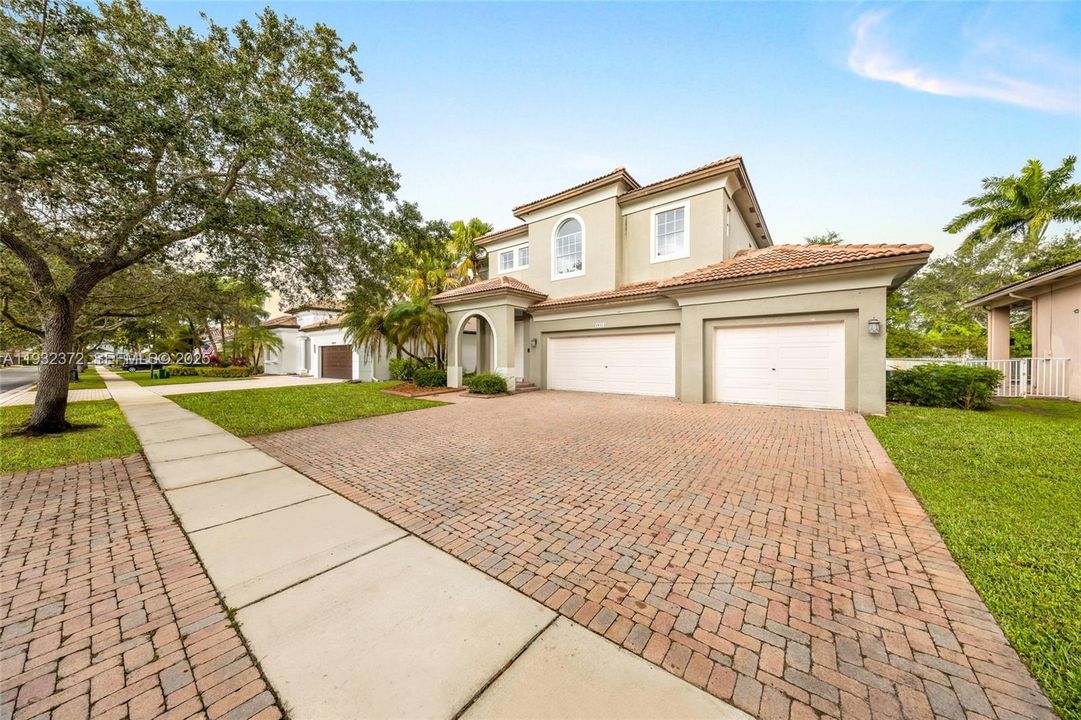 На продажу: $884,900 (4 спален, 4 ванн, 3510 Квадратных фут)