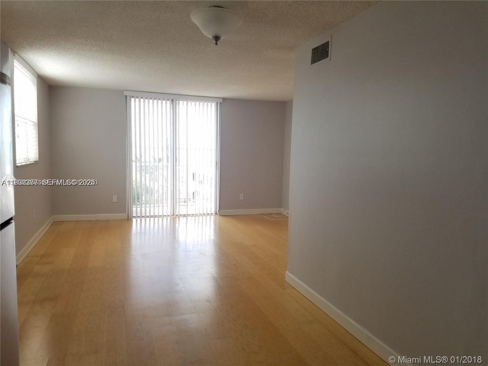 For Rent: $2,650 (2 beds, 2 baths, 900 Square Feet)