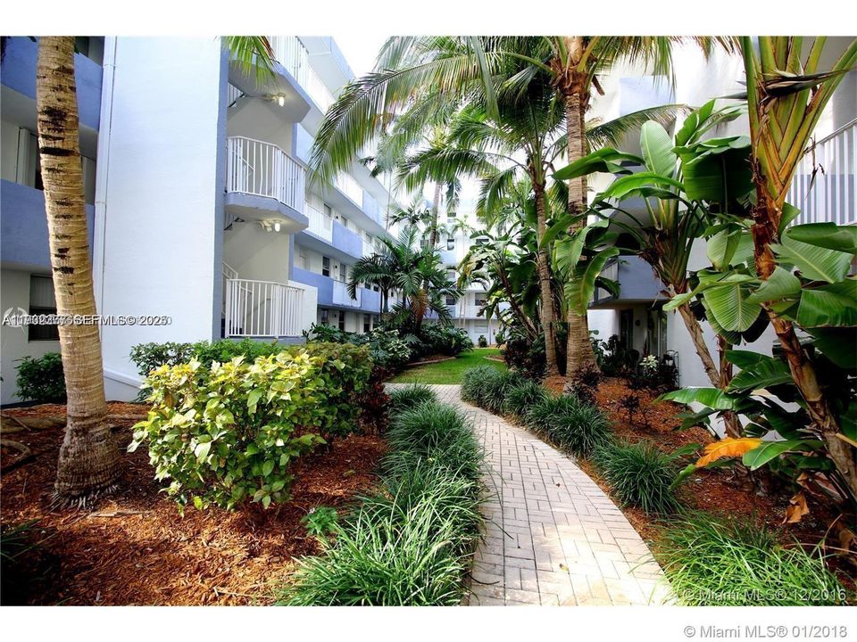 For Rent: $2,650 (2 beds, 2 baths, 900 Square Feet)