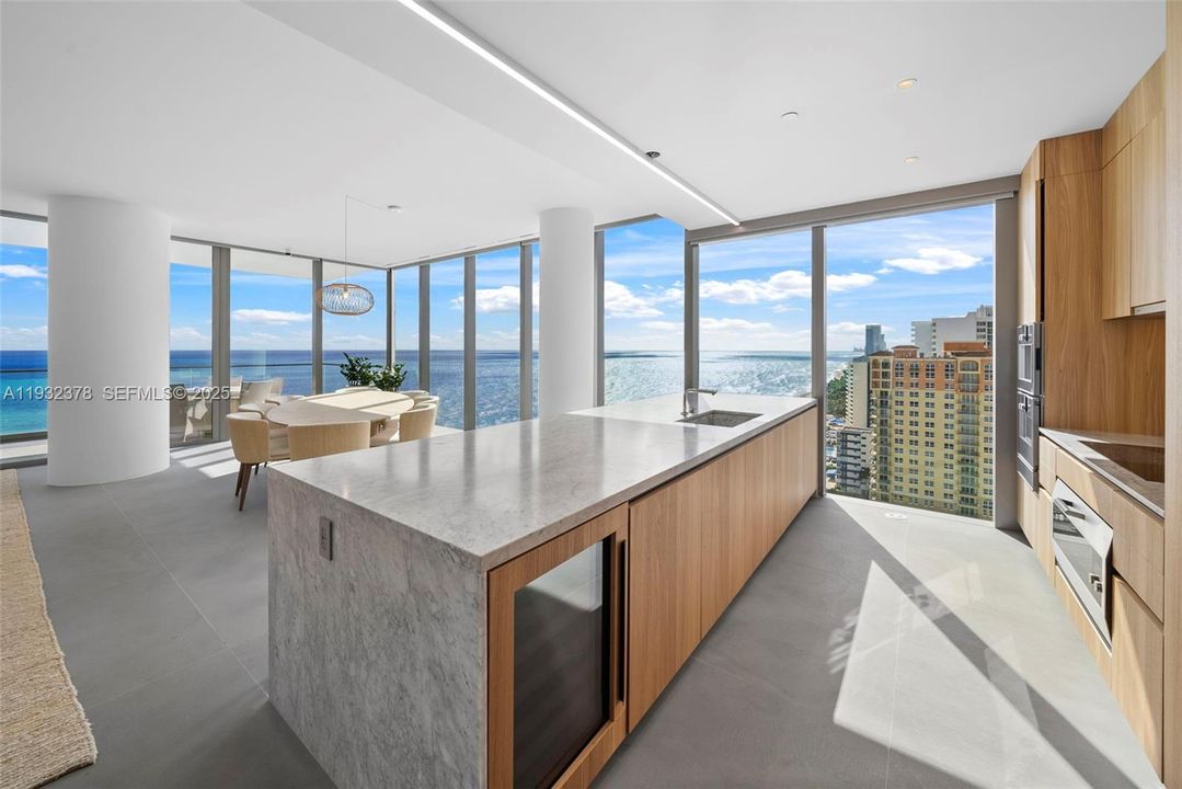 На продажу: $3,500,000 (3 спален, 3 ванн, 2913 Квадратных фут)