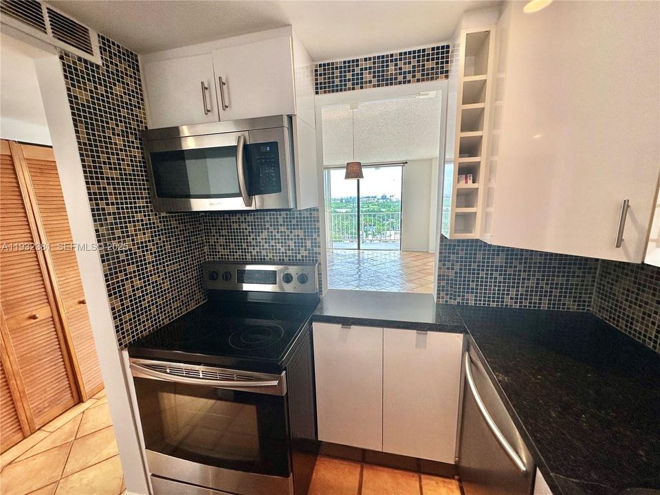 For Rent: $1,800 (1 beds, 1 baths, 723 Square Feet)