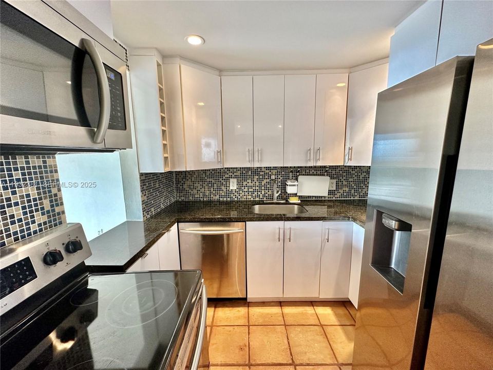 For Rent: $1,800 (1 beds, 1 baths, 723 Square Feet)