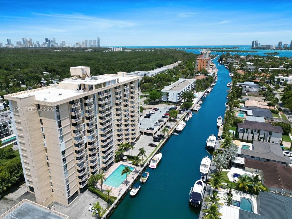 For Rent: $1,800 (1 beds, 1 baths, 723 Square Feet)