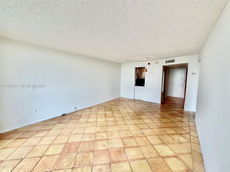 For Rent: $1,800 (1 beds, 1 baths, 723 Square Feet)