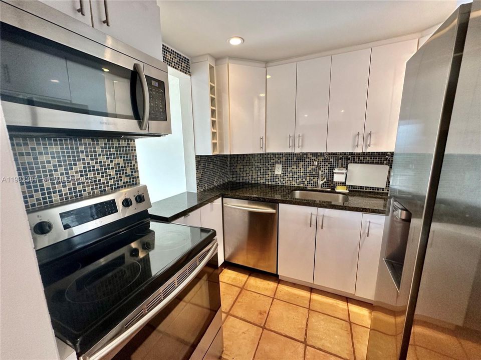 For Rent: $1,800 (1 beds, 1 baths, 723 Square Feet)