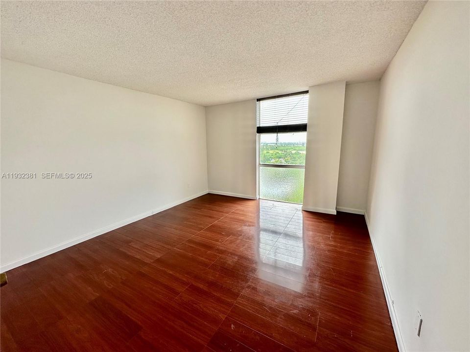 For Rent: $1,800 (1 beds, 1 baths, 723 Square Feet)