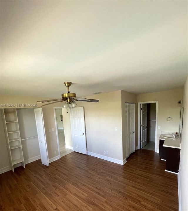 На продажу: $215,000 (2 спален, 2 ванн, 840 Квадратных фут)