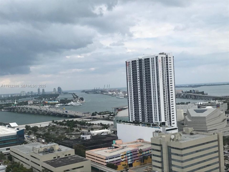 For Rent: $3,500 (2 beds, 2 baths, 878 Square Feet)