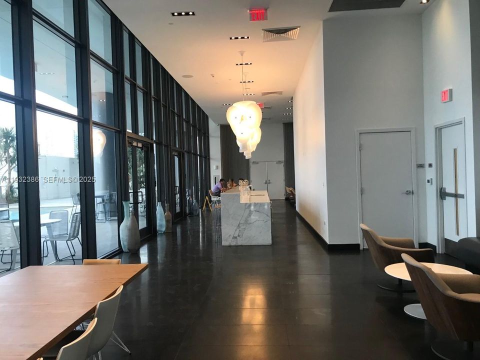 For Rent: $3,500 (2 beds, 2 baths, 878 Square Feet)