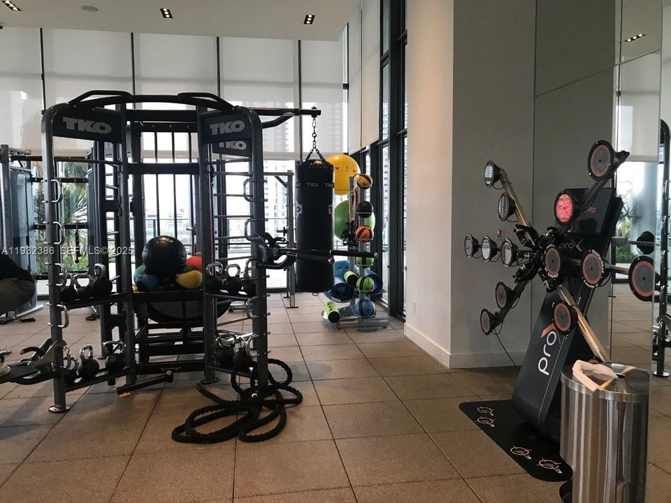 For Rent: $3,500 (2 beds, 2 baths, 878 Square Feet)