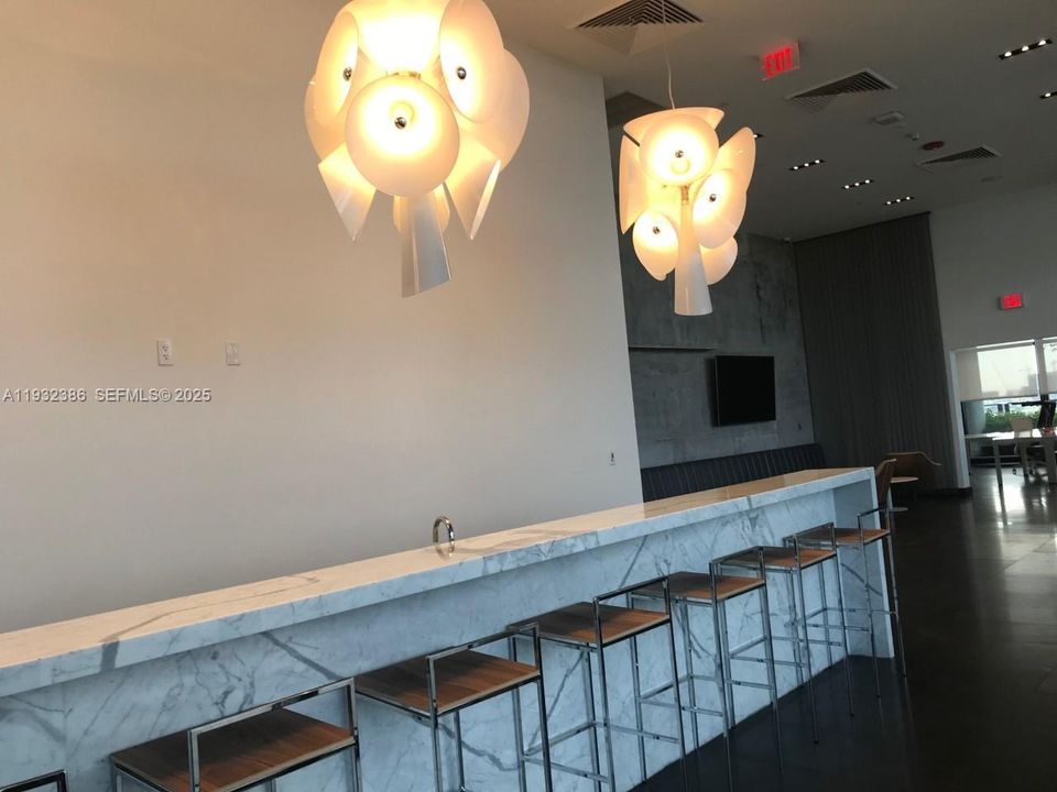 For Rent: $3,500 (2 beds, 2 baths, 878 Square Feet)