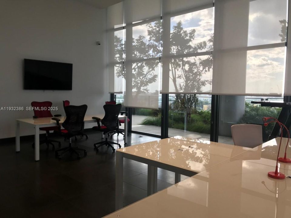 For Rent: $3,500 (2 beds, 2 baths, 878 Square Feet)