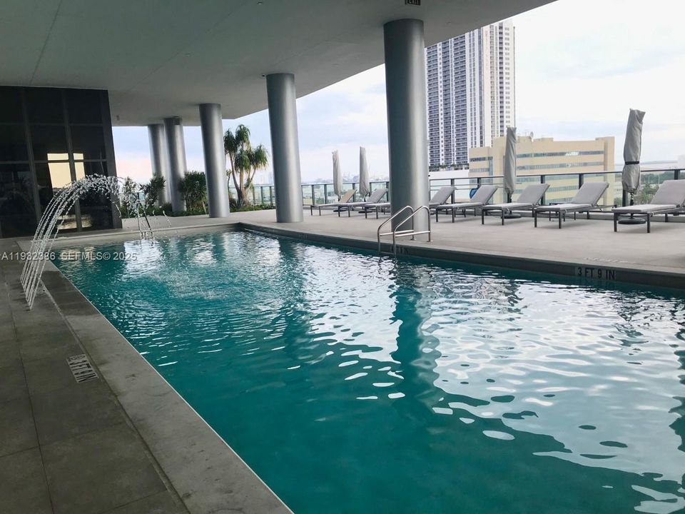 For Rent: $3,500 (2 beds, 2 baths, 878 Square Feet)