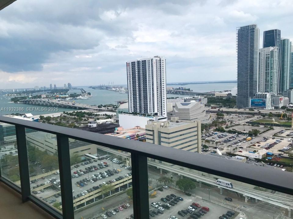 For Rent: $3,500 (2 beds, 2 baths, 878 Square Feet)