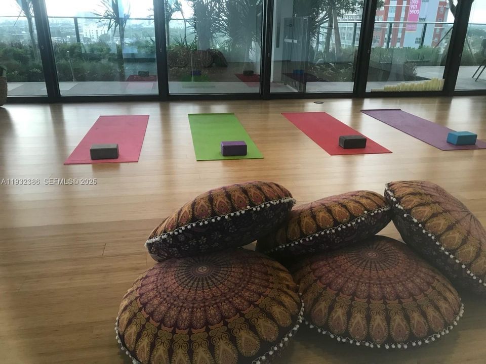 For Rent: $3,500 (2 beds, 2 baths, 878 Square Feet)