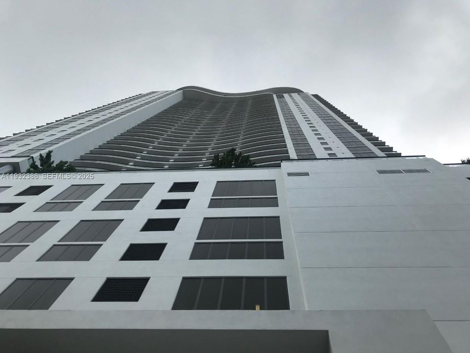 For Rent: $3,500 (2 beds, 2 baths, 878 Square Feet)