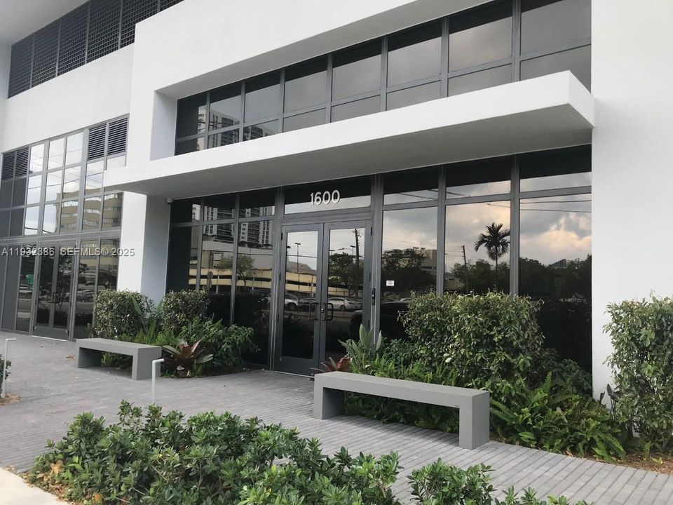 For Rent: $3,500 (2 beds, 2 baths, 878 Square Feet)