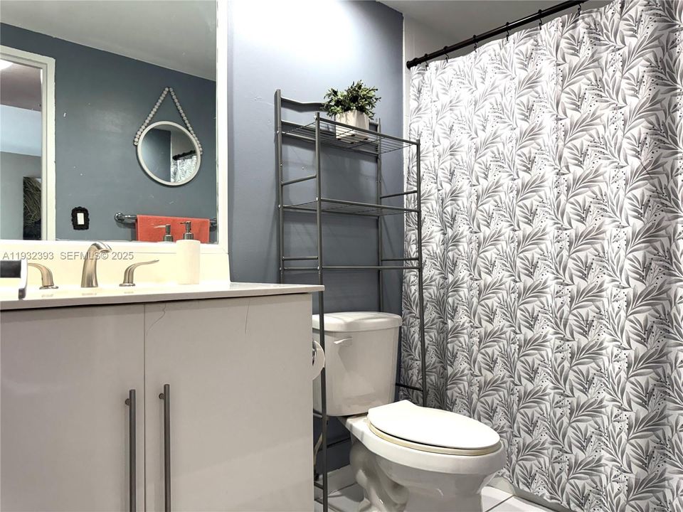 For Rent: $2,400 (1 beds, 1 baths, 816 Square Feet)