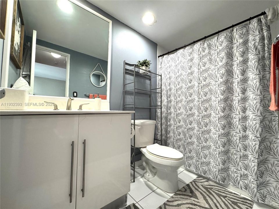 For Rent: $2,400 (1 beds, 1 baths, 816 Square Feet)