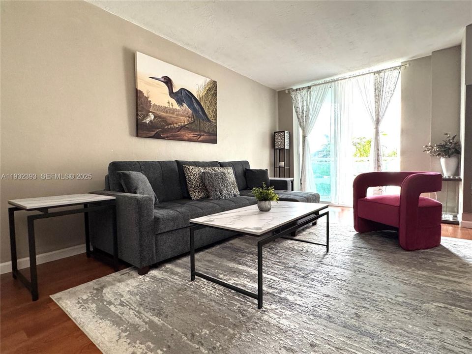 For Rent: $2,400 (1 beds, 1 baths, 816 Square Feet)