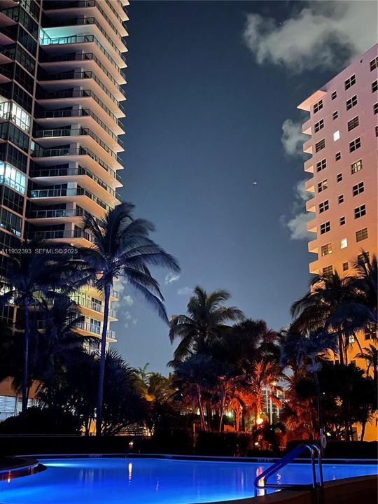 For Rent: $2,400 (1 beds, 1 baths, 816 Square Feet)