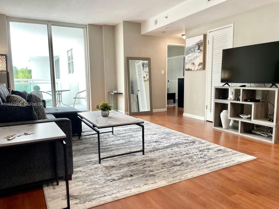 For Rent: $2,400 (1 beds, 1 baths, 816 Square Feet)