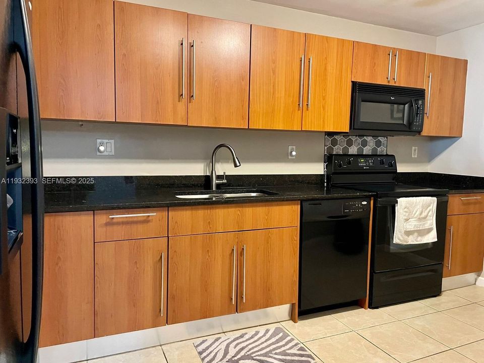 For Rent: $2,400 (1 beds, 1 baths, 816 Square Feet)