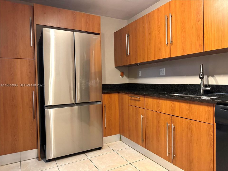 For Rent: $2,400 (1 beds, 1 baths, 816 Square Feet)