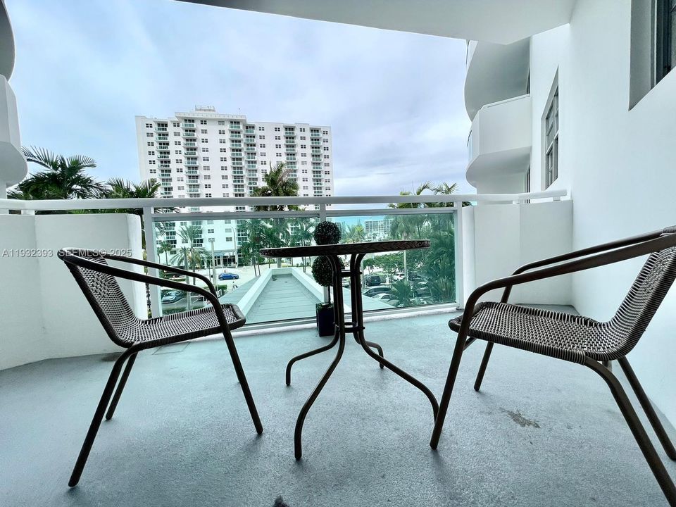 For Rent: $2,400 (1 beds, 1 baths, 816 Square Feet)